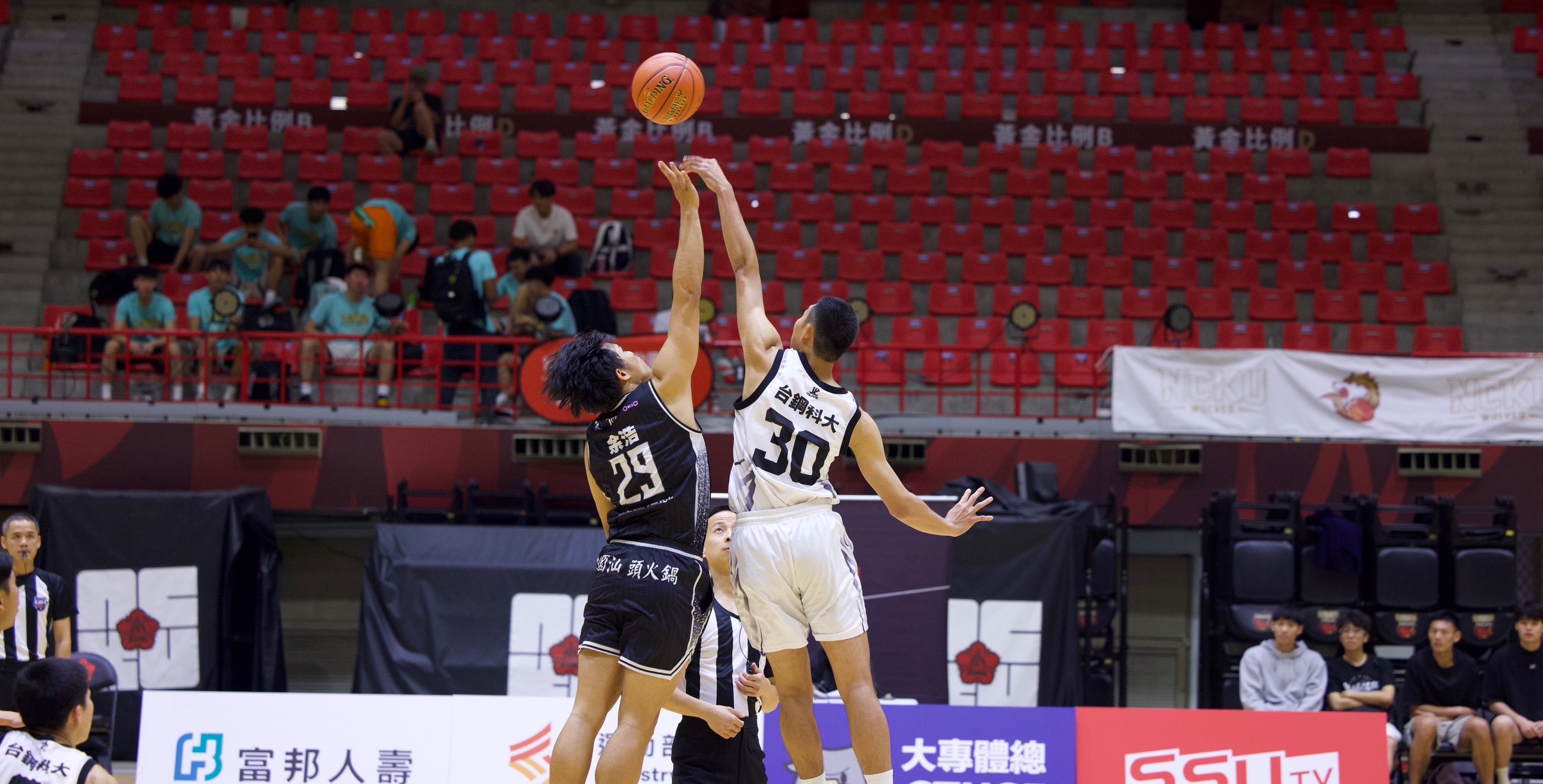 開場雙方跳球屏大（黑），台鋼（白）  攝/江敏慈