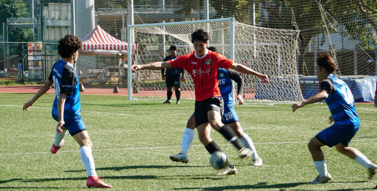 臺大前鋒吳益帆（紅）面對包夾展現進攻拚勁。攝/廖芸萱