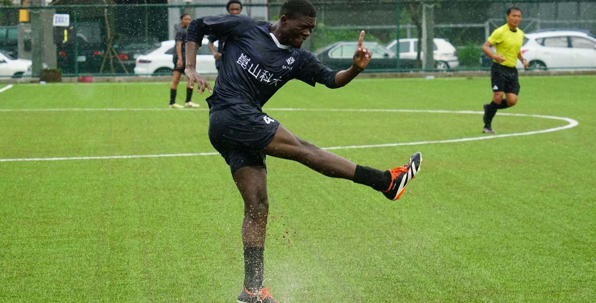 崑山隊長藍咨在雨中奮戰。攝/林昱丞 (另開新視窗)