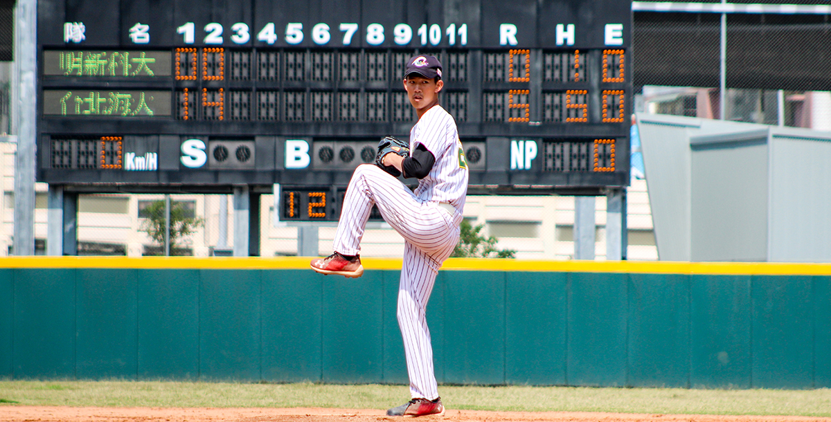 海大先發投手許家瑋力投4.1局掉2分奪勝投，帶領球隊打進冠軍賽。攝/高霈妤