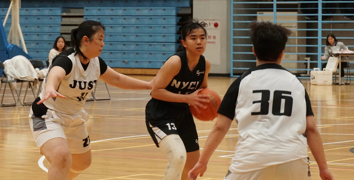 陽明交大隊長李芷萱(黑)，本場攻下13分。攝/游麗穎