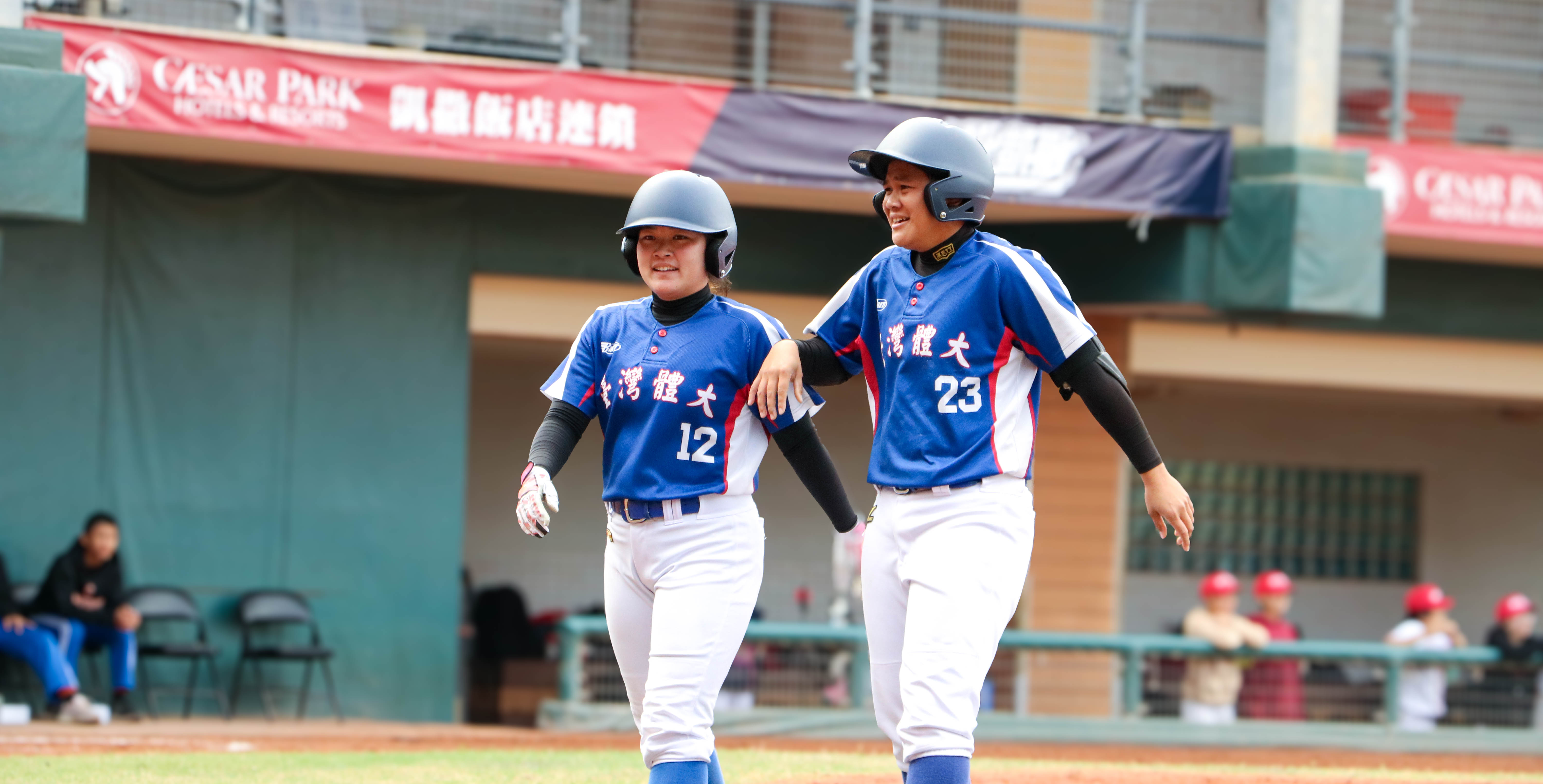 臺體高沛均(右)敲出場內全壘打，送回壘上隊友呂信瑜(左)。攝/許靜玟