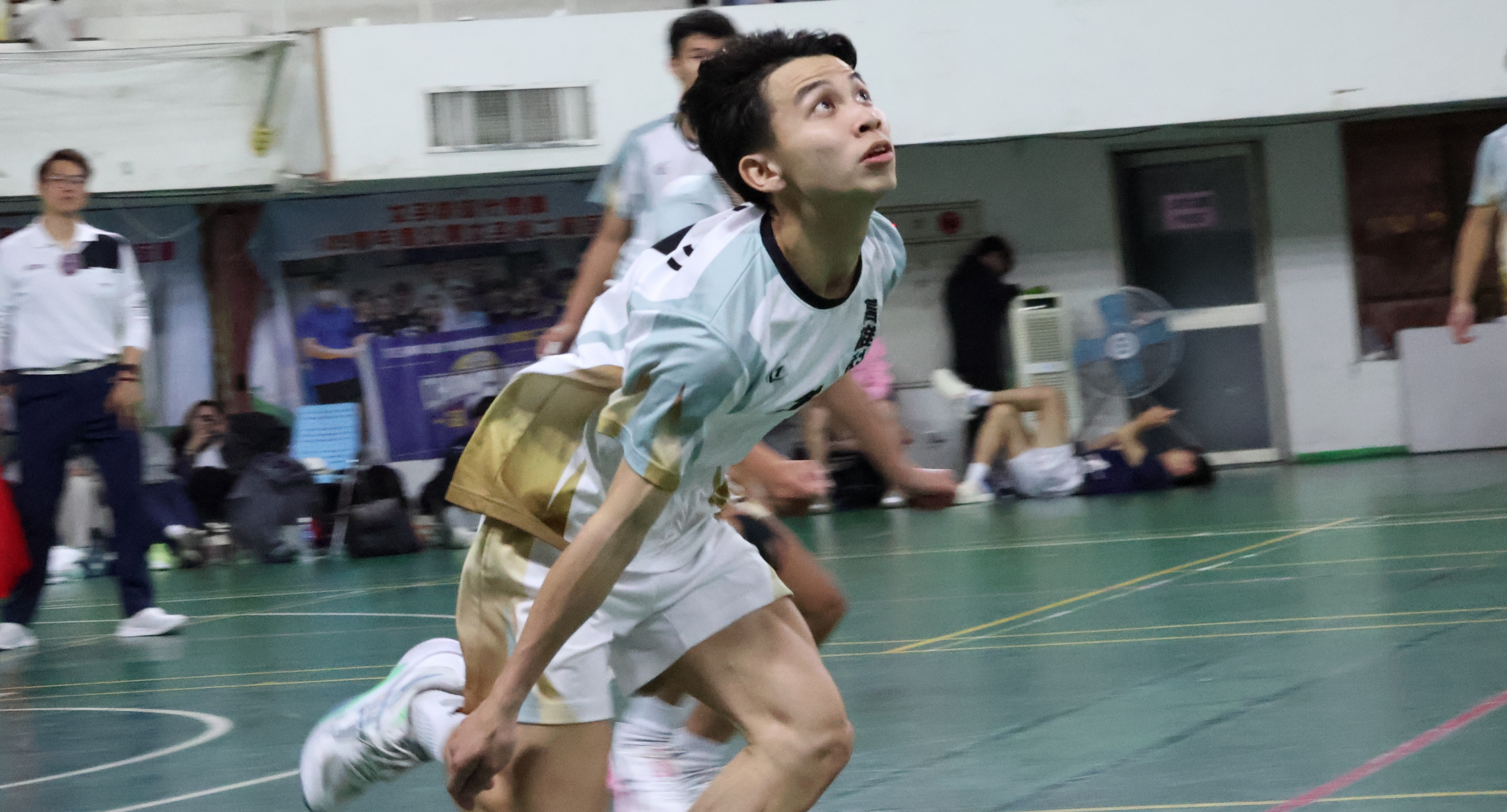 高科葉明揚奮力救球，不給對手追分機會。攝/張妘萁 (另開新視窗)