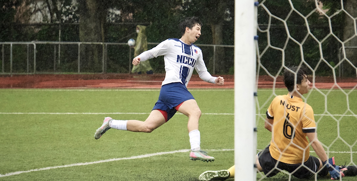 政大黃彥誠梅開二度，雨再大也澆不熄他的拼勁。攝/孫千筑 (另開新視窗)