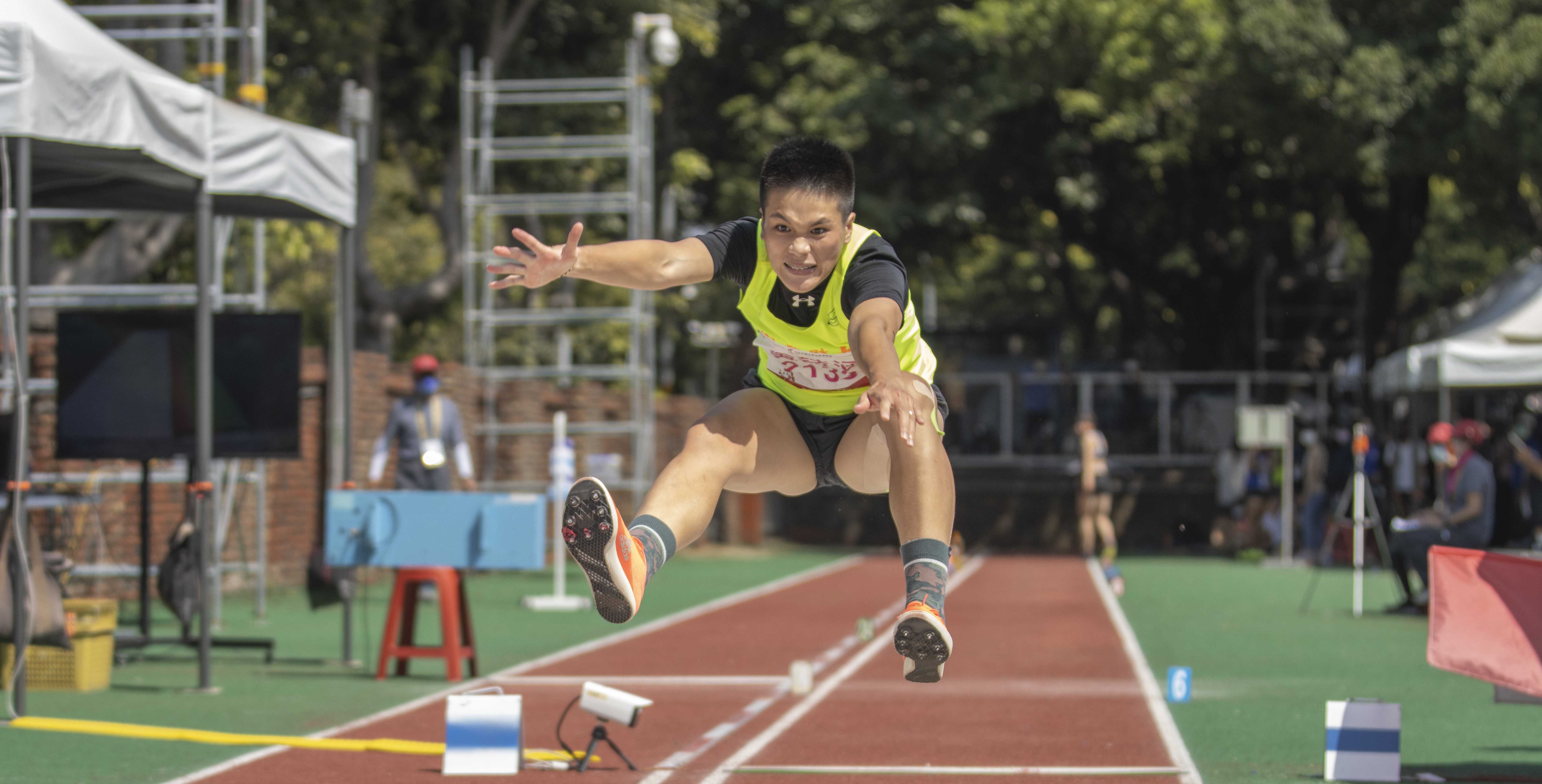 國體大黃詩涵成功飛向沙坑，以5公尺93的成績勇奪金牌。攝/林裕庭