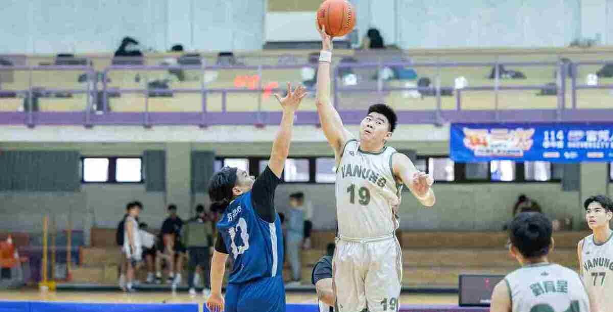 開場雙方跳球，南亞(藍) 萬能（白）。攝/江敏慈