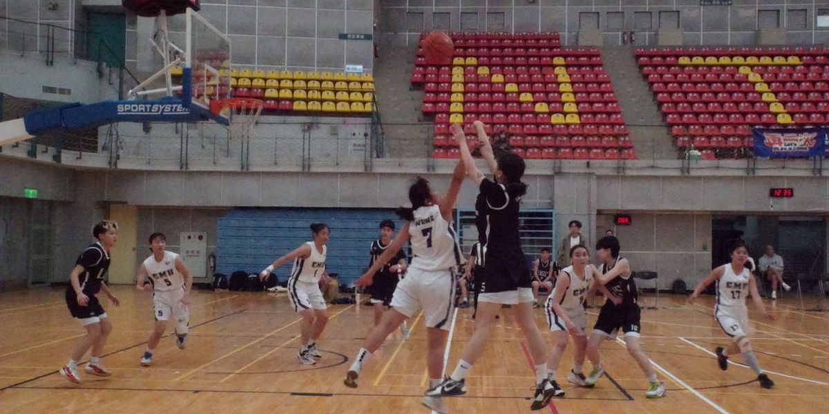 剩餘4.5秒界外發球，實踐葉姿妤頂住壓力命中長距離跳投。攝/廖芸萱