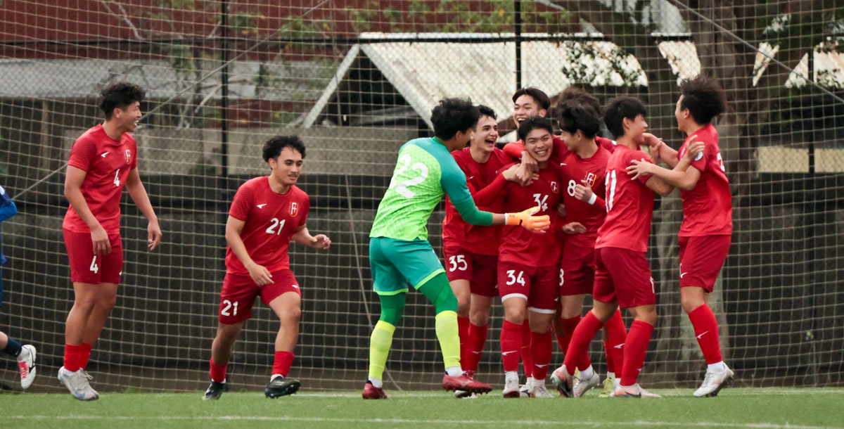 輔大蔡季倫進球，全隊興奮相擁慶祝。攝/林秀炘 (另開新視窗)