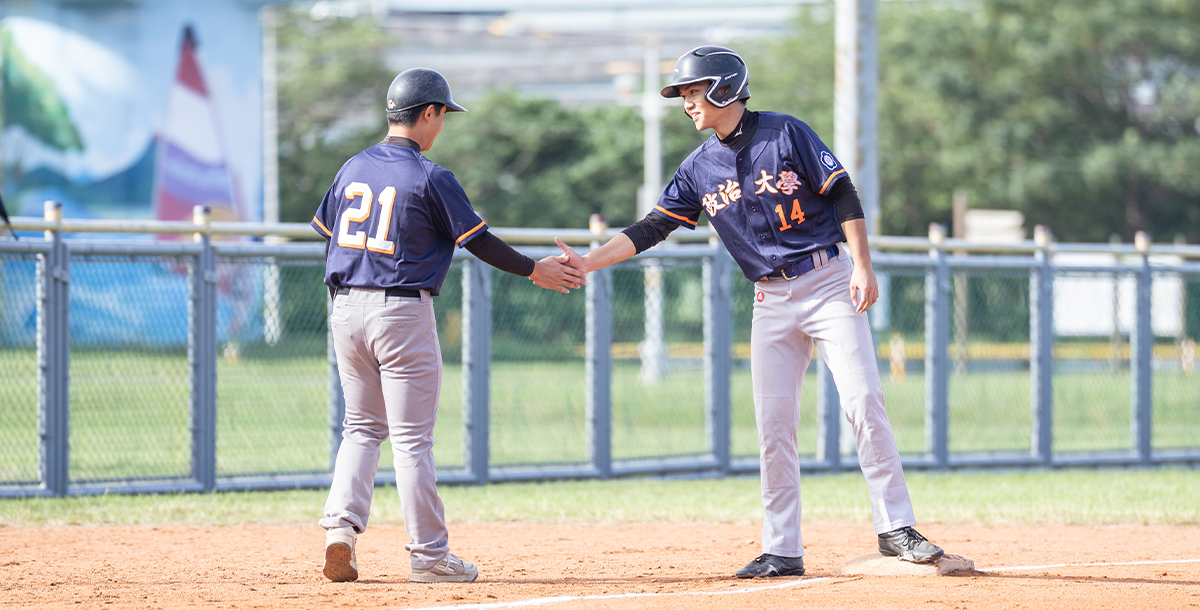 生涯首戰就站上先發，政大中外野手金碩恩(右)今日打擊表現優異。攝/黃斯筠