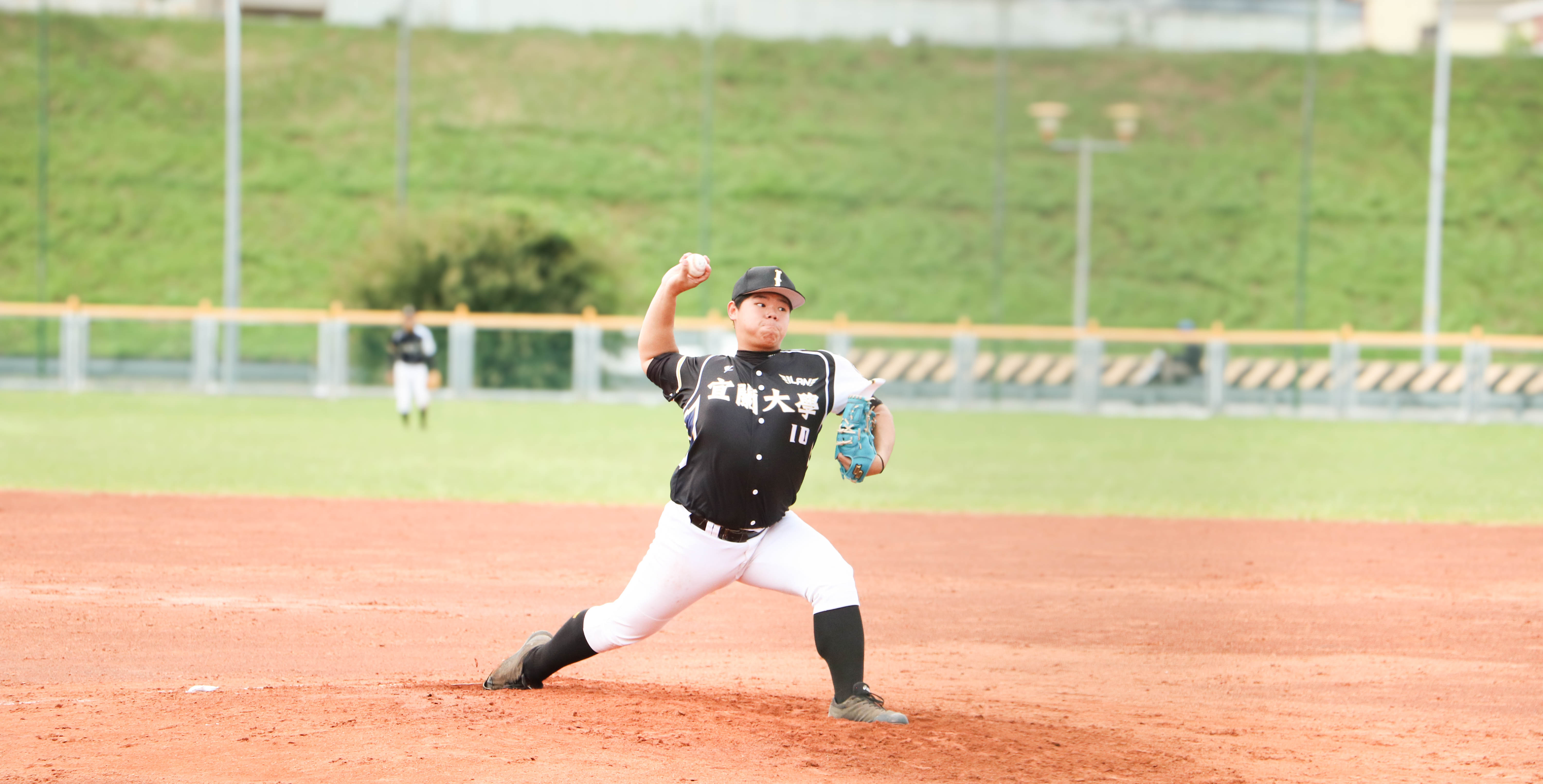 宜大先發投手蔡秉澄主投3.2局送出7K，壓制實踐打線。攝/許靜玟