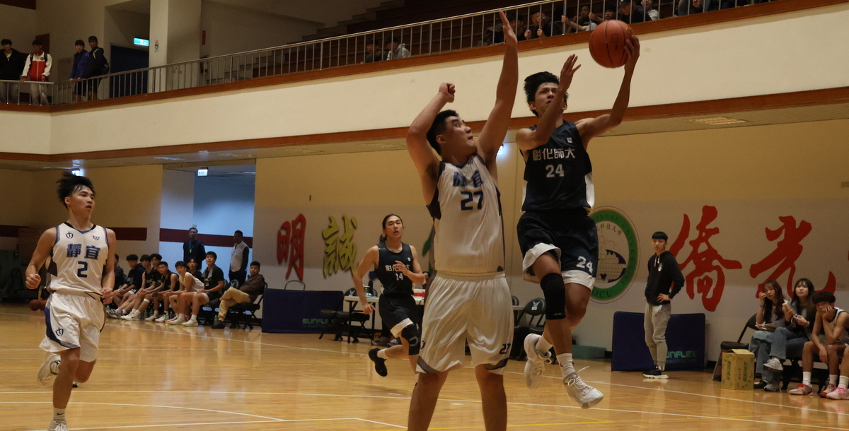 彰師大新血劉鎧羿（右一）表現亮眼，進攻端積極切入，外線投籃也相當穩定。攝/陳彥甄