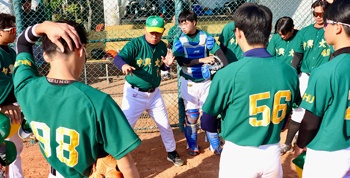 興大教練涂鵬斐聚集大家，興大打下六分大局。攝/李坤憲