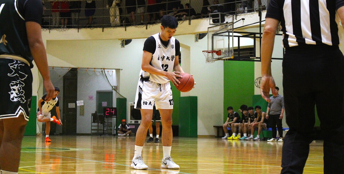 義守曾銘偉(白色12號)此役獨得18分。攝/潘立晏