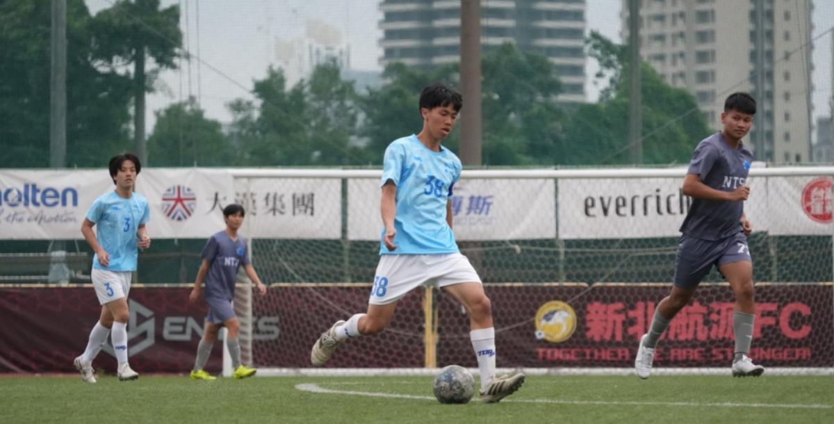 陽明交大隊長黃亮瑋在場上導傳給隊友。攝／謝宇倫 (另開新視窗)