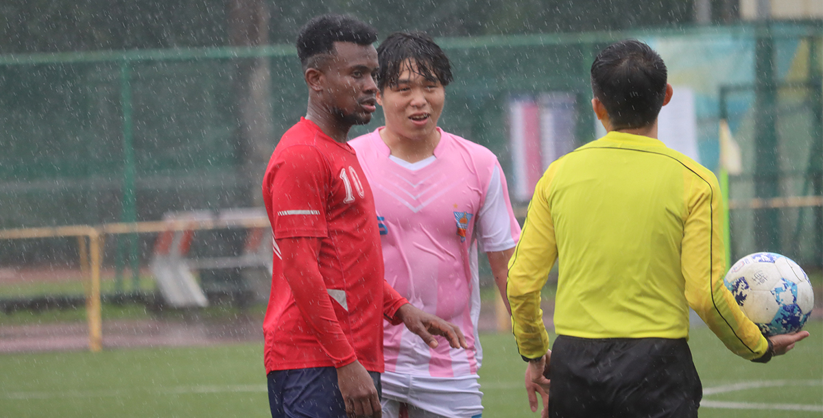 今日比賽天氣惡劣，雙方在狂風暴雨中奮戰。攝/施芸