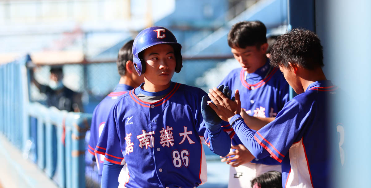 嘉藥以14:0扣倒中原，拿到三連勝。攝/林鈺耘
