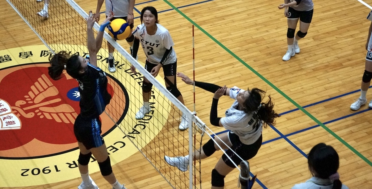 兩隊在網前激烈攻防。攝/陳致昕 (另開新視窗)