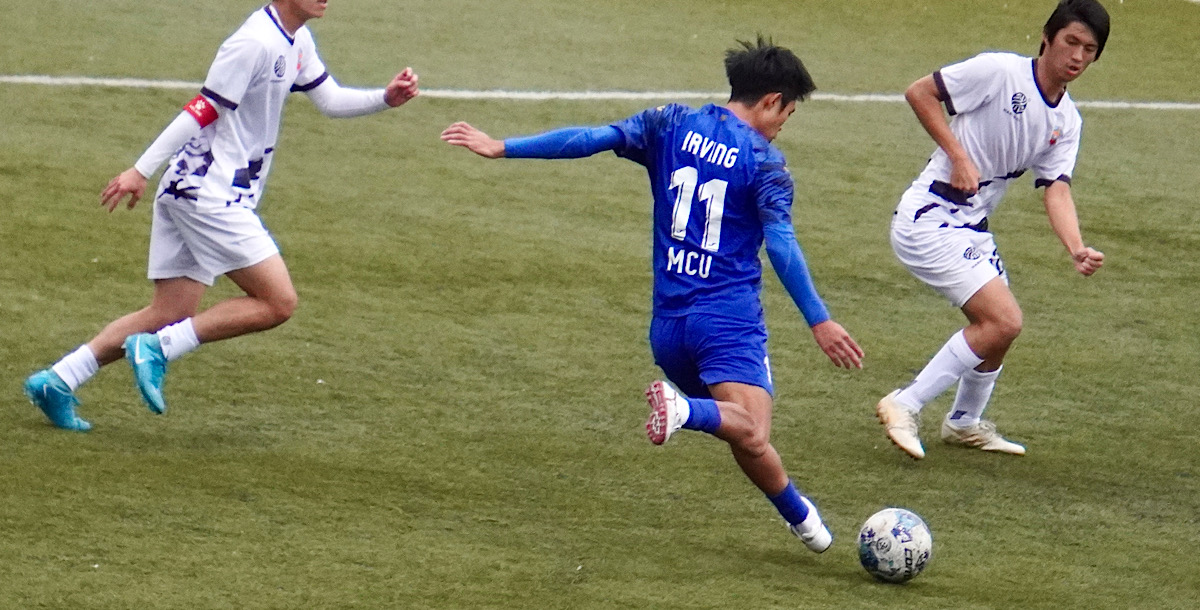 銘傳曾子樂在禁區前緣尋找機會，面對兩名對手包夾仍嘗試進攻。攝/孫千筑