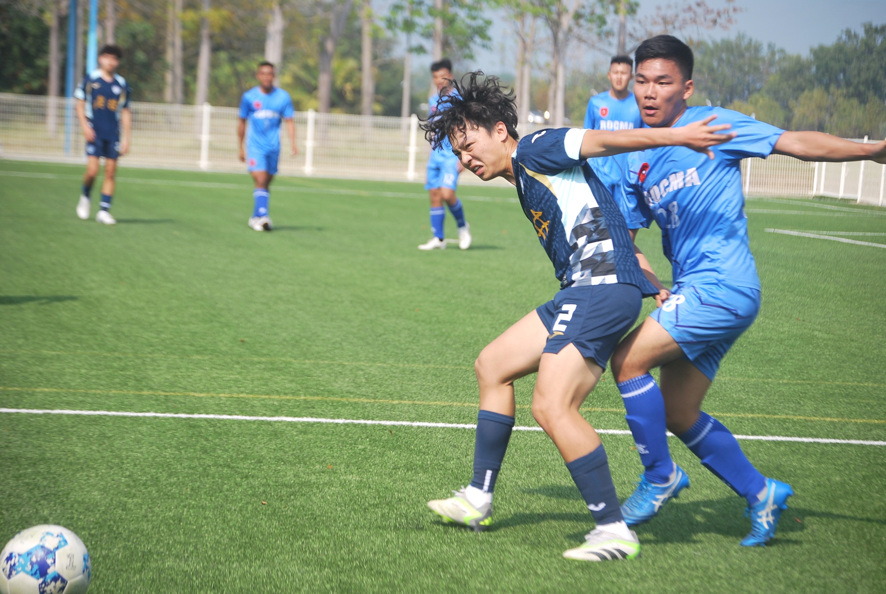 臺體(左)積極爭取球權。攝/吳妤宸