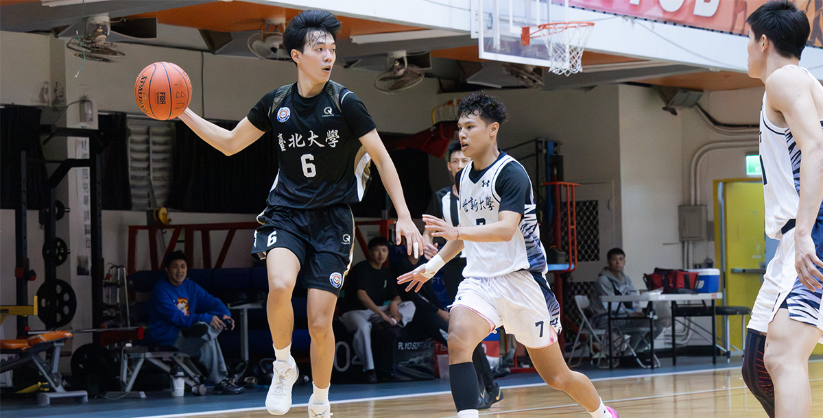 北大吳秩朋(黑)拿下24分，助隊奪勝。攝/周依柔