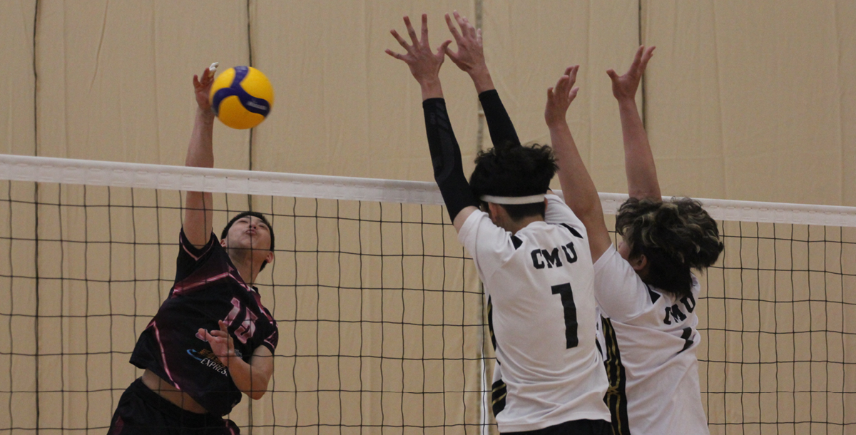 中國醫的攔網陣容，擋下文化攻擊手朱翊的進攻。攝/陳葦澤 (另開新視窗)