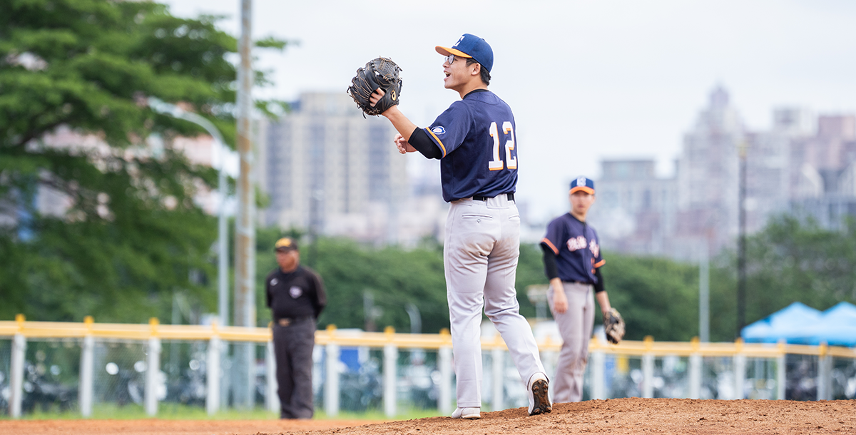 政大洪翊程成功化解三局下無人出局滿壘的危機，幫助球隊守住勝利。攝/黃斯筠