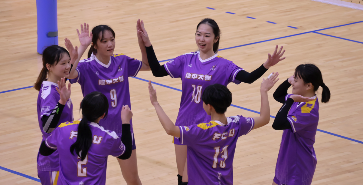 逢甲文雅琪(10)坐鎮網前，攻防兩端皆有建樹。攝/陳奕軒 (另開新視窗)