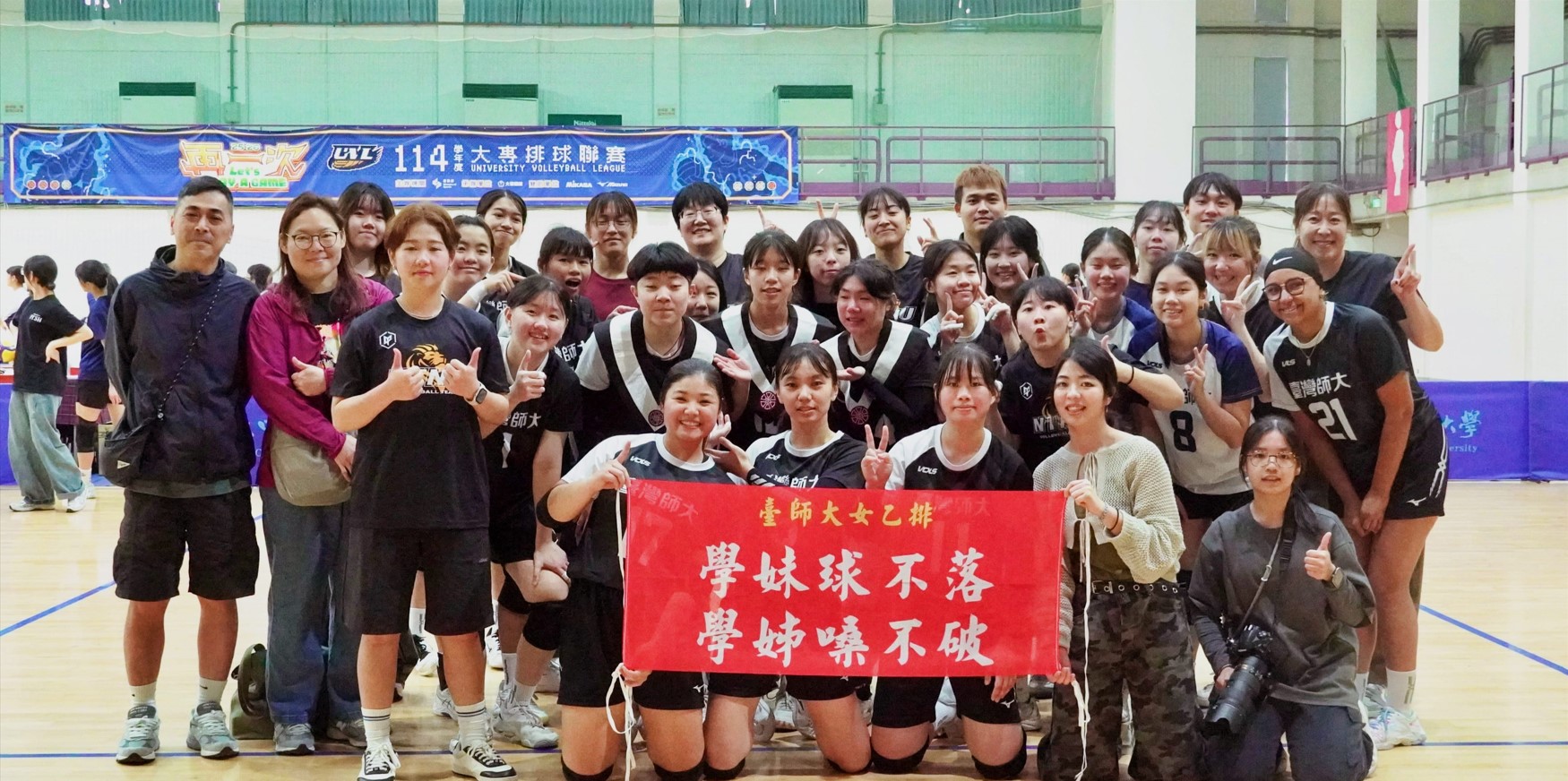 師大場上場下齊心，團隊氣氛高昂。攝/巫騏安 (另開新視窗)