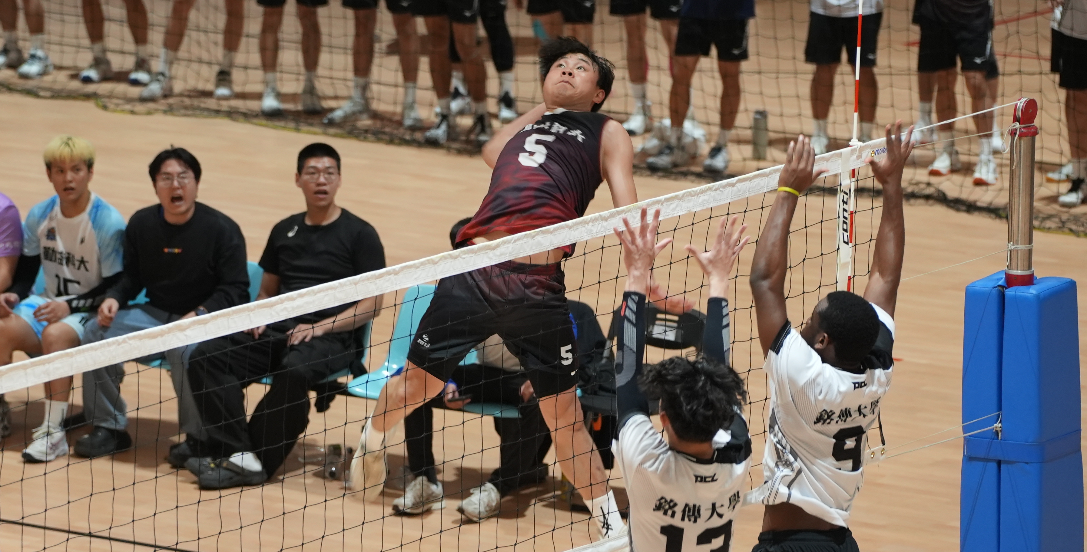 勤益利明憲突破攔網，重扣得分。攝/楊鈞茹
