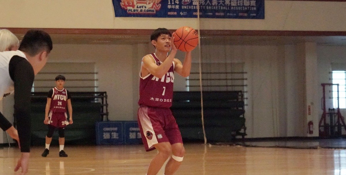 中教大隊長薛弘旻站上罰球線幫助球隊 攝/林昱丞