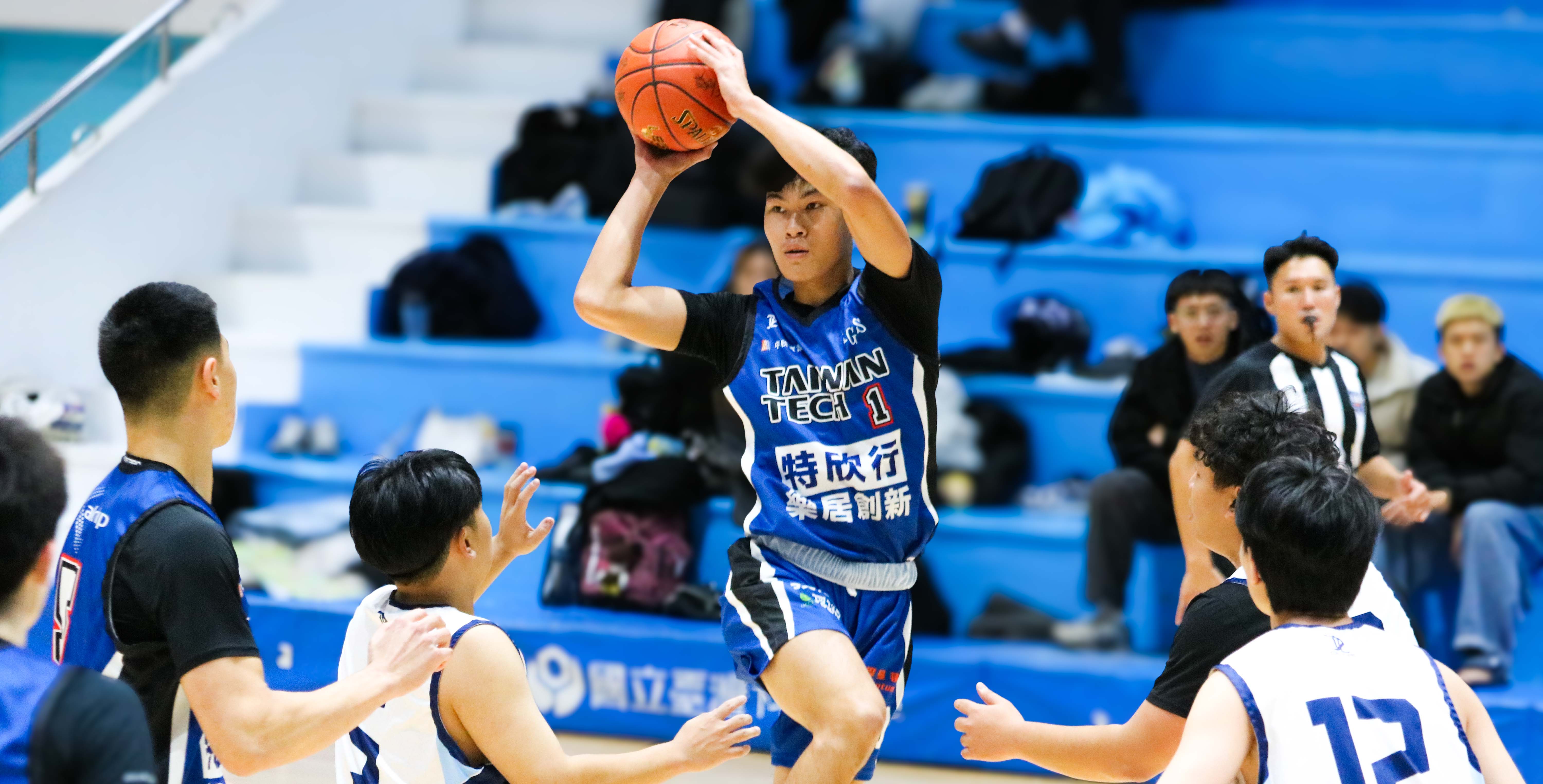臺科林展丞於比賽中切入進攻，助球隊拉開比分差距。攝/許靜玟