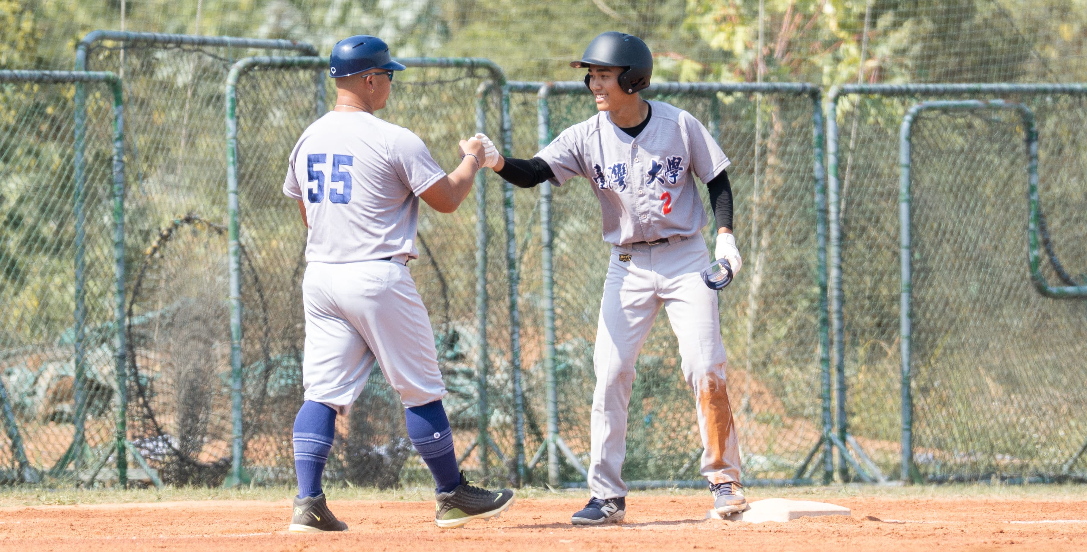 臺大楊佾(右)今日打擊表現亮眼，四局下敲出追平比數的關鍵安打。攝/黃斯筠