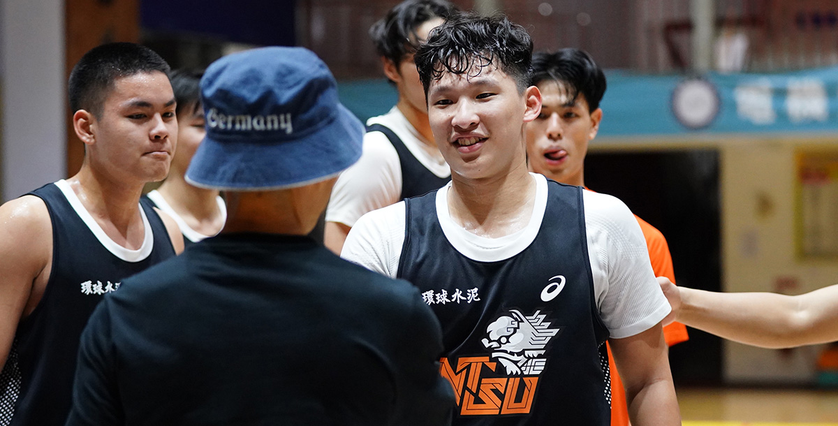 國立體大江品諺賽後與高師教練徐耀輝握手。攝/大專體總