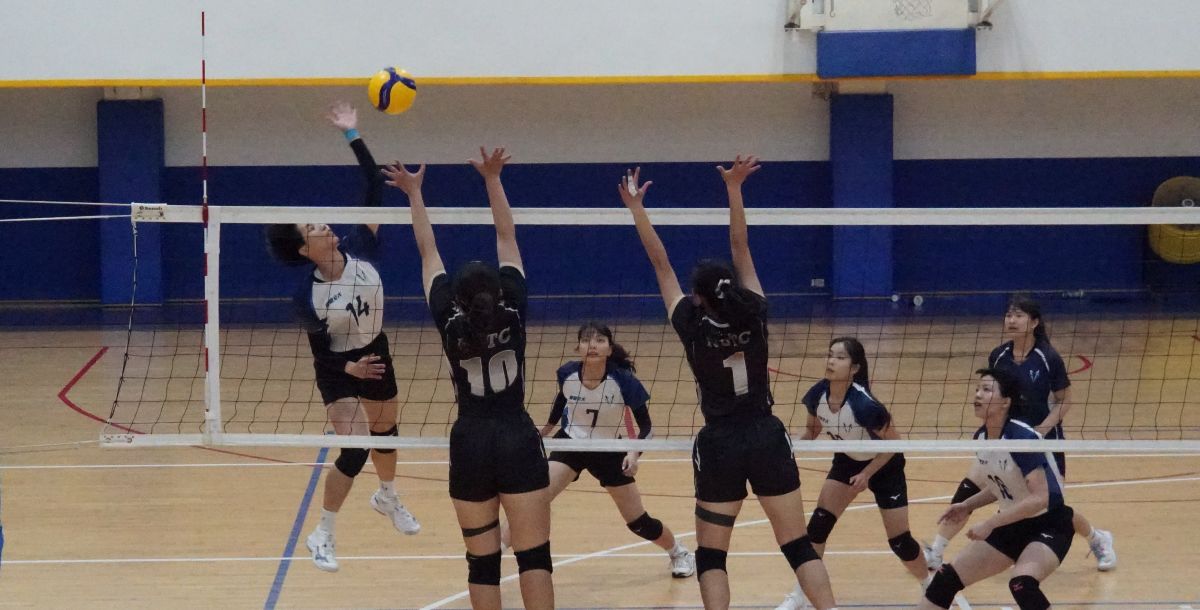 {封面圖} 陽明交大江家妤(白)進攻手段多元，領軍取勝。攝/廖芸萱