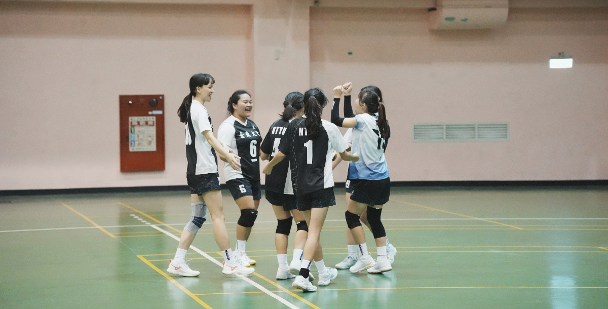 東大隊長歐宇昍(左二)舉球沉穩，成功串聯攻勢帶領球隊取勝。攝／施浚璿