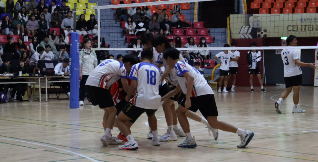 輔大球員攔網得分後相聚歡呼。 攝/張妘萁