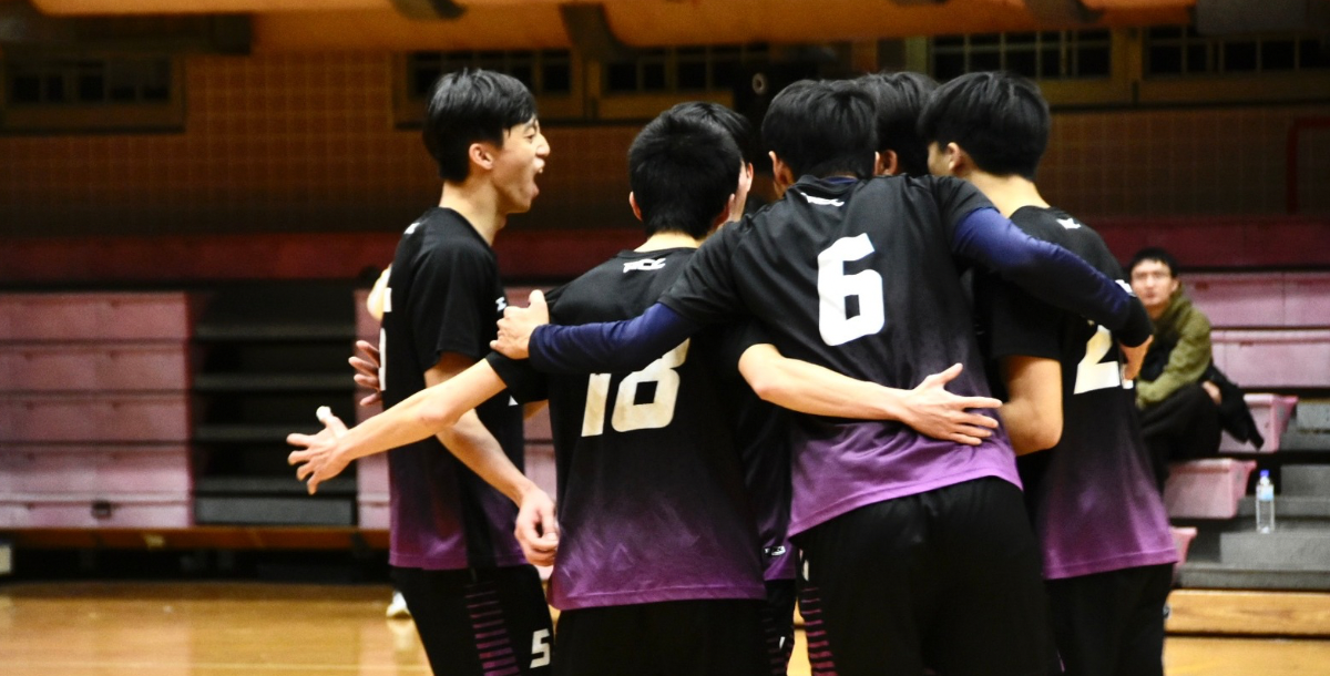 逢甲得分後全隊齊聲歡呼，氣氛熱烈。攝/藍毓靜