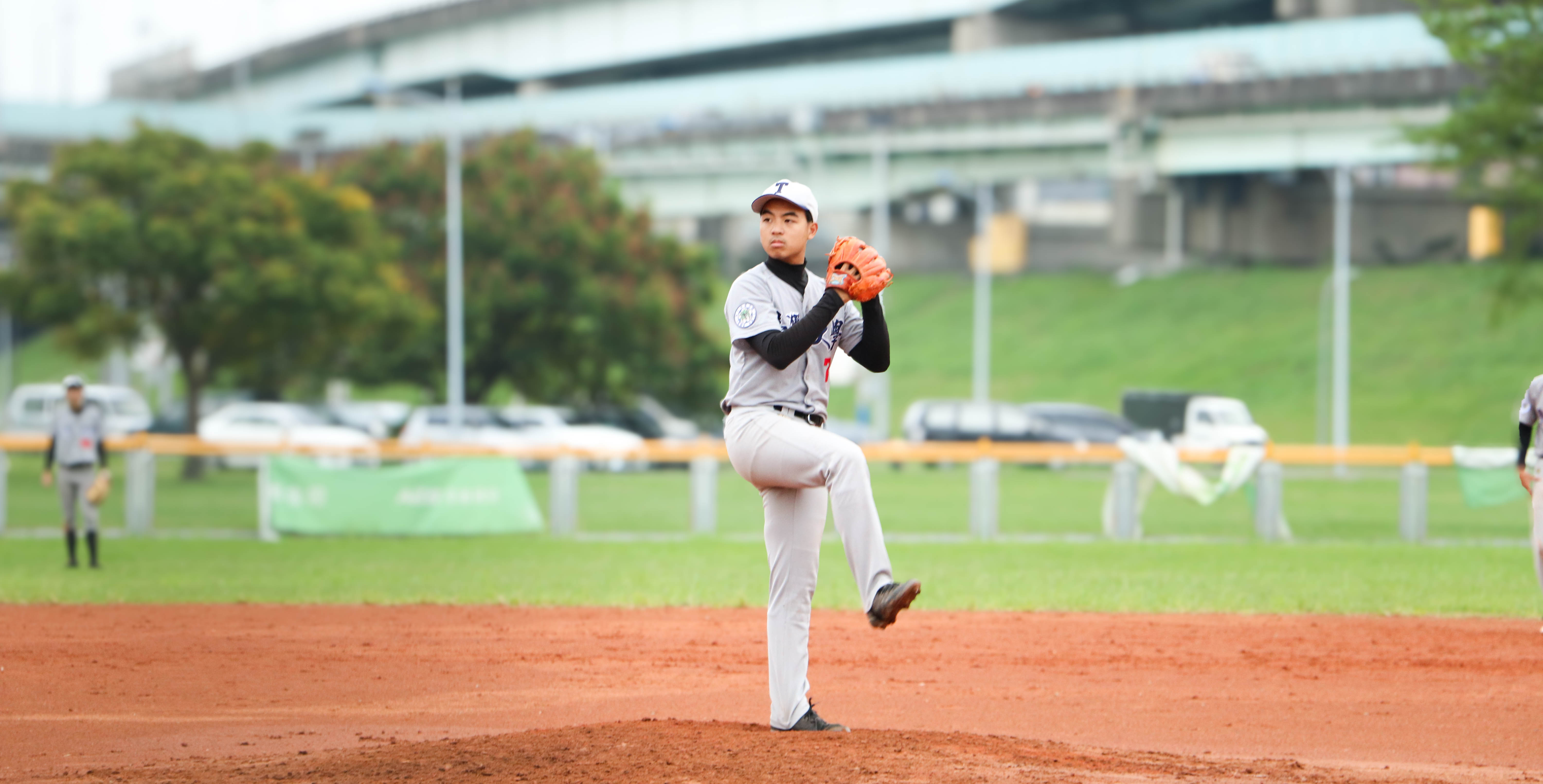 臺大先發投手熊偉主投3局無失分，成功壓制東華打線。攝/許靜玟