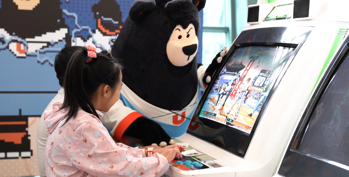 場邊攤位有多元互動形式，吸引大小球迷參與。攝/SSU特派員 周依柔 (另開新視窗)