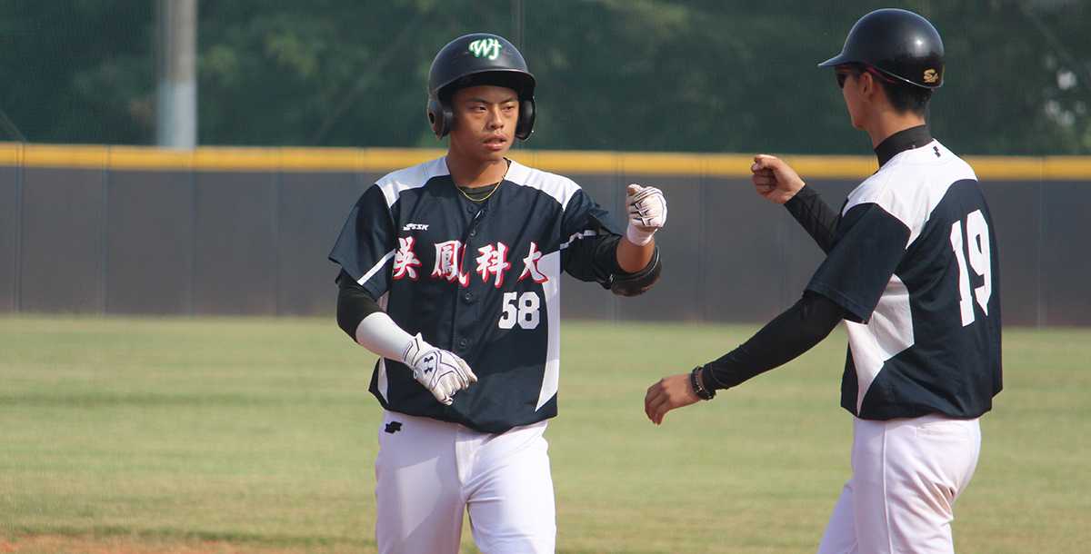 吳鳳科大發揮打擊，21:4扣倒高師。攝/劉藝楓