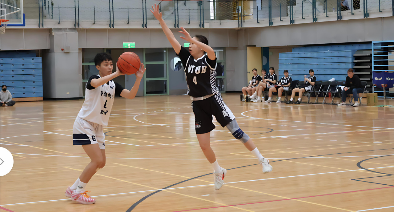 高師大柯宇心(白)多次嘗試切入進攻。 攝/張妘萁 (另開新視窗)