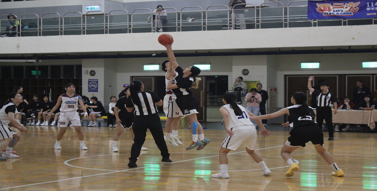 比賽開局雙方於中圈跳球。攝/潘立晏