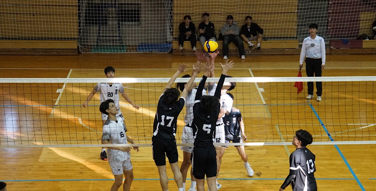 清華與龍華網前激烈交鋒，雙方互不相讓展現精彩攻防。 攝/石珮琪