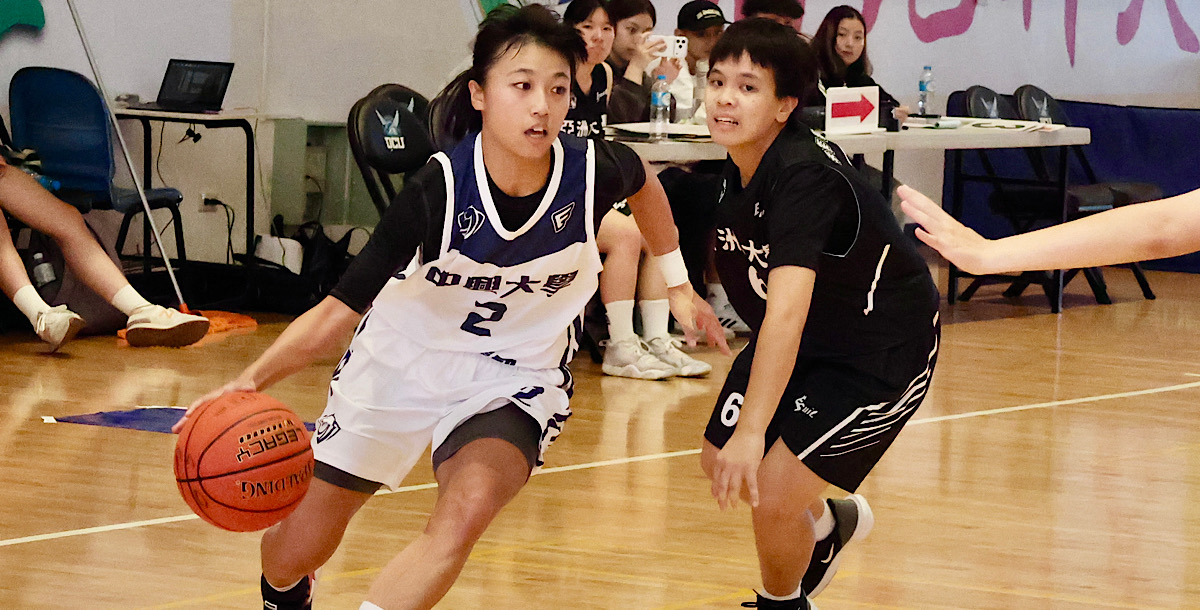 興大碩二學姊姚宣瑜（左一）拿下22分5籃板6抄截帶領球隊逆轉勝。攝/李坤憲
