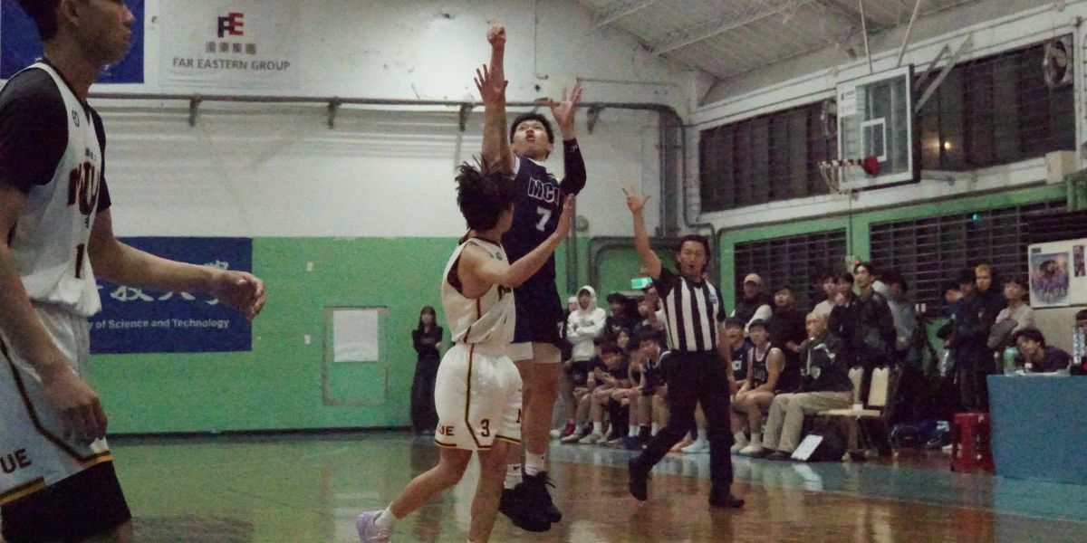 銘傳隊長張圻安(深)表現亮眼，帶領球隊拿下勝利。攝/廖芸萱