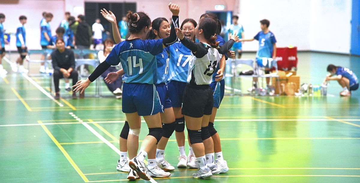 東海隊長陳亮妤(白)穩定接發球，率隊展現良好團隊默契。攝／施浚璿