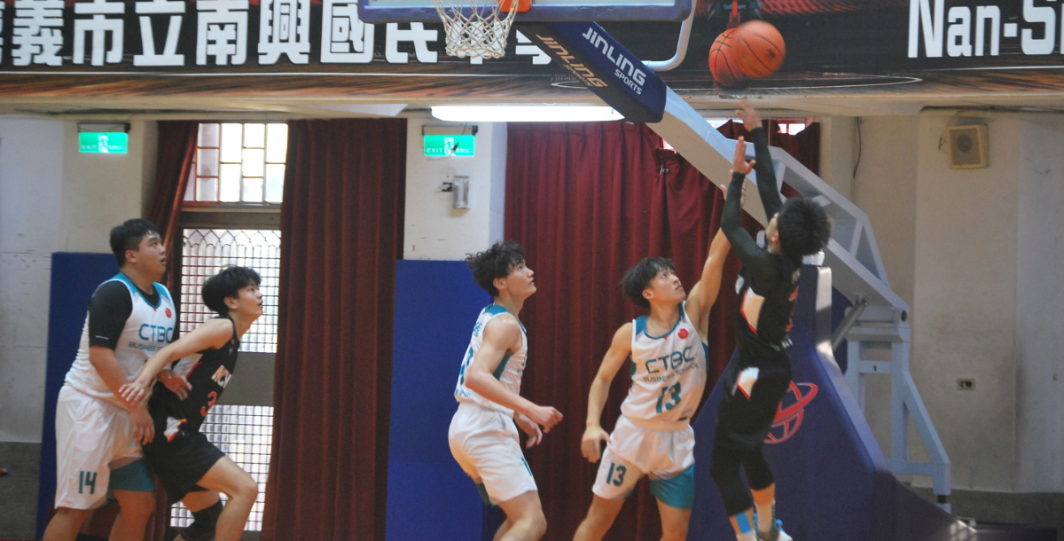 中信多次搶下籃板，在禁區輾壓成大。攝/吳妤宸