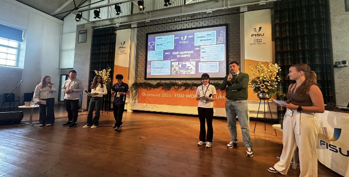 學生代表與上台進行專題報告。 (另開新視窗)