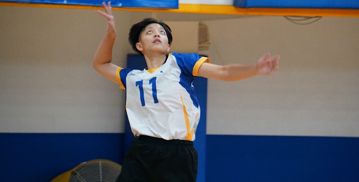 陽明交大林芝儀強勢發球。攝/石珮琪