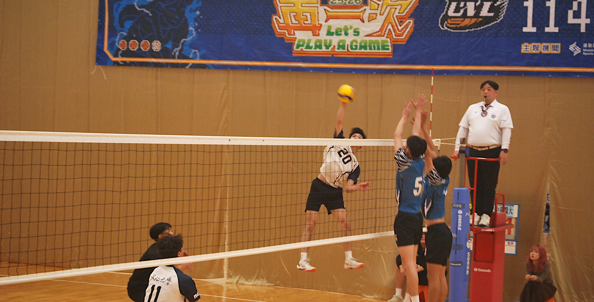 華醫(藍)克服身高劣勢，封阻成大取分之道。攝/吳妤宸